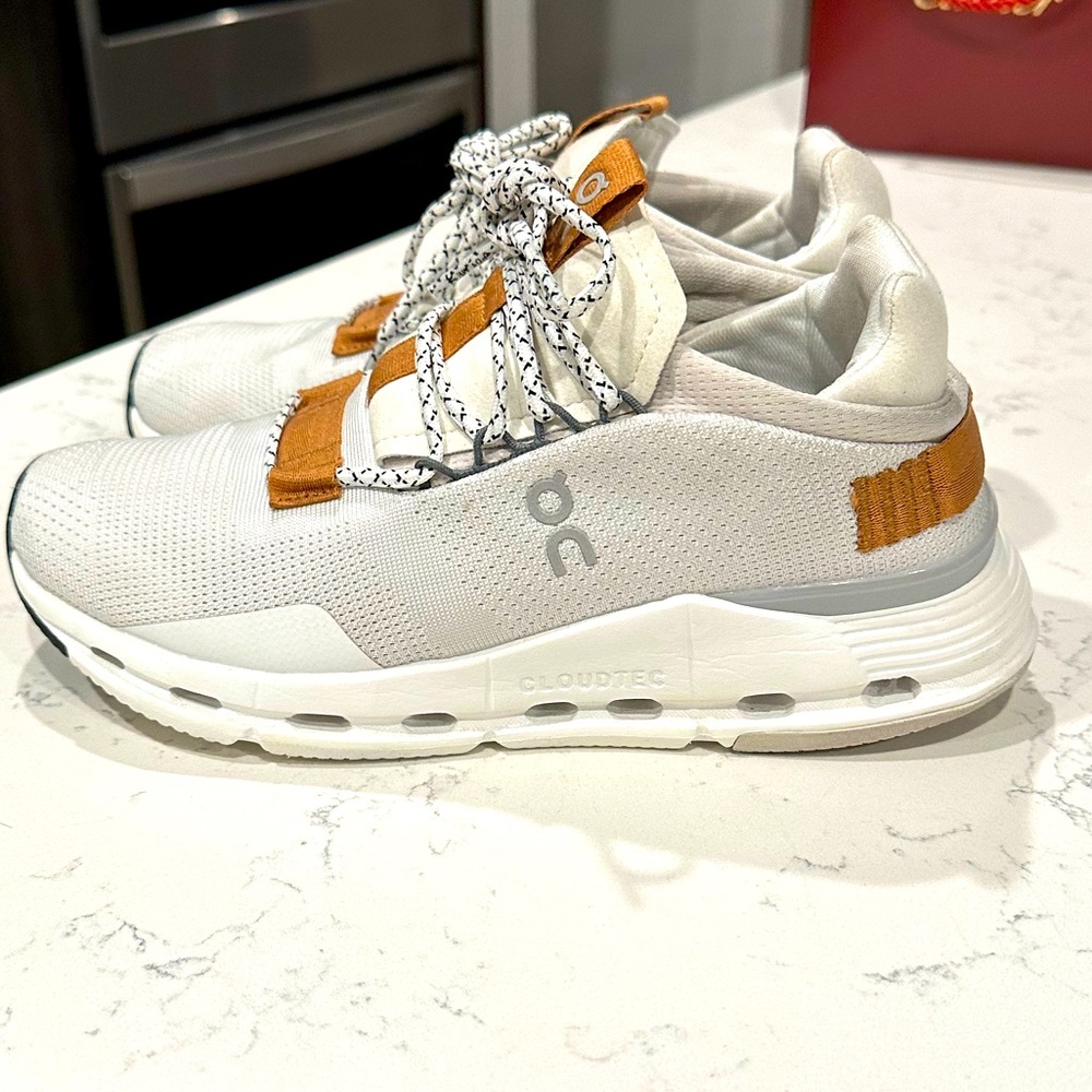 ON RUNNING Cloud Nova Women Size 7